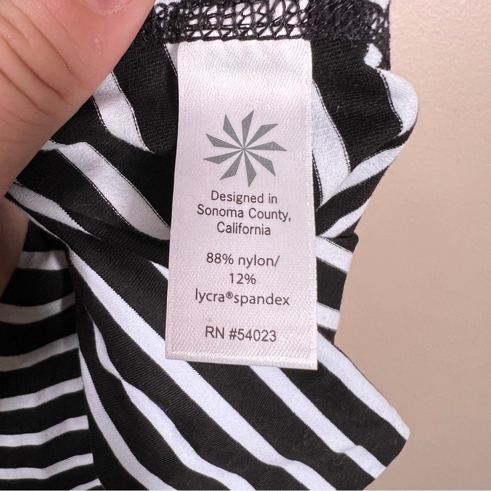 Athleta Chaturanga Capri Crop Leggings Black White Stripe Small Style 243095 - Picture 10 of 11